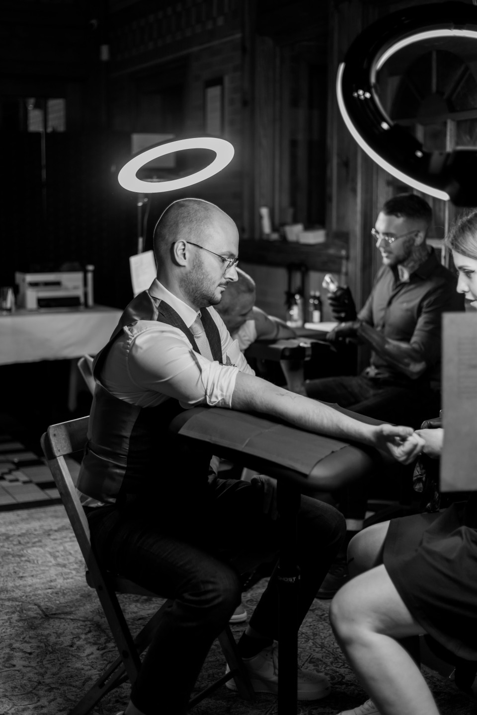 een man en vrouw zitten in stoelen met een ringlicht