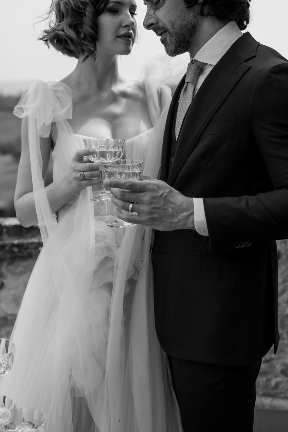 Een bruid en bruidegom drinken samen wijn