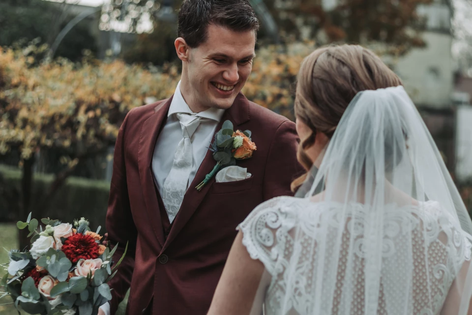 Rood trouwpak | Dit wil je echt weten voor je naar de tailor stapt