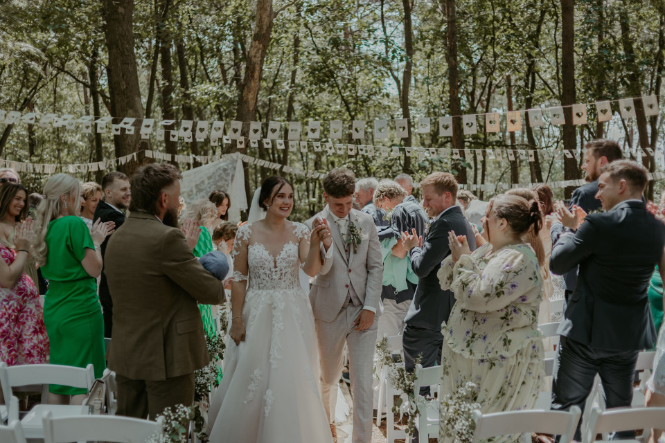 bruiloftsceremonie in het bos