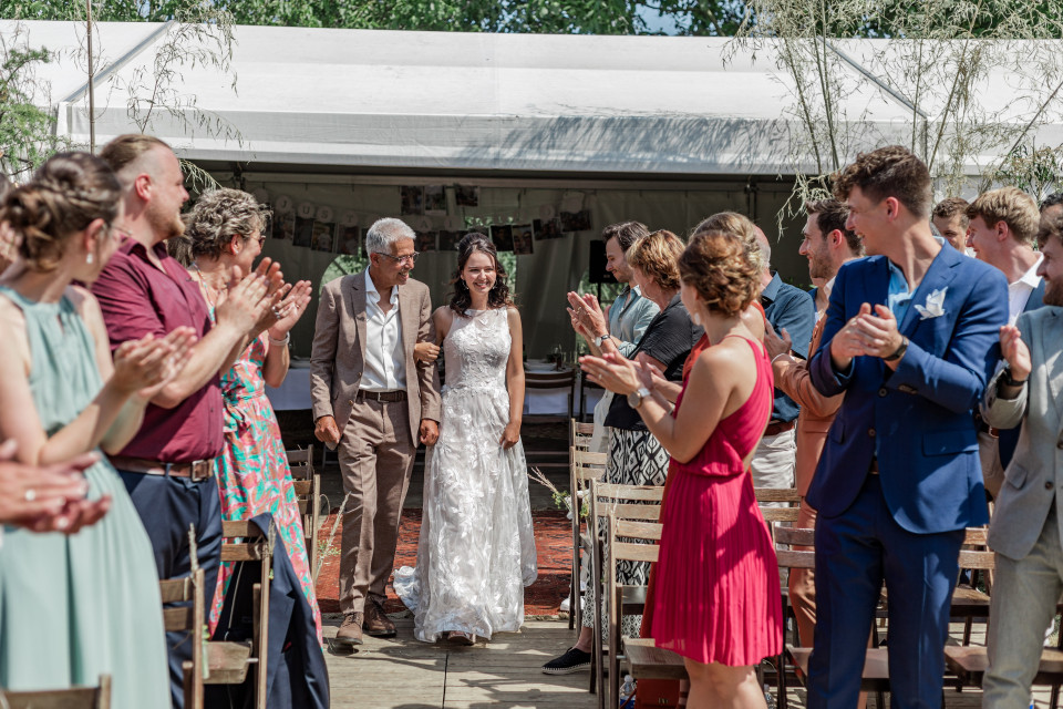 een trouwceremonie op een boerderij in Nederland