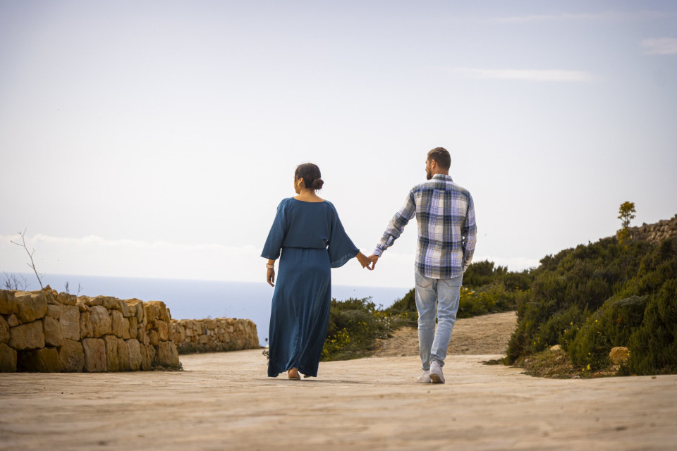 een man en vrouw die hand in hand een pad aflopen