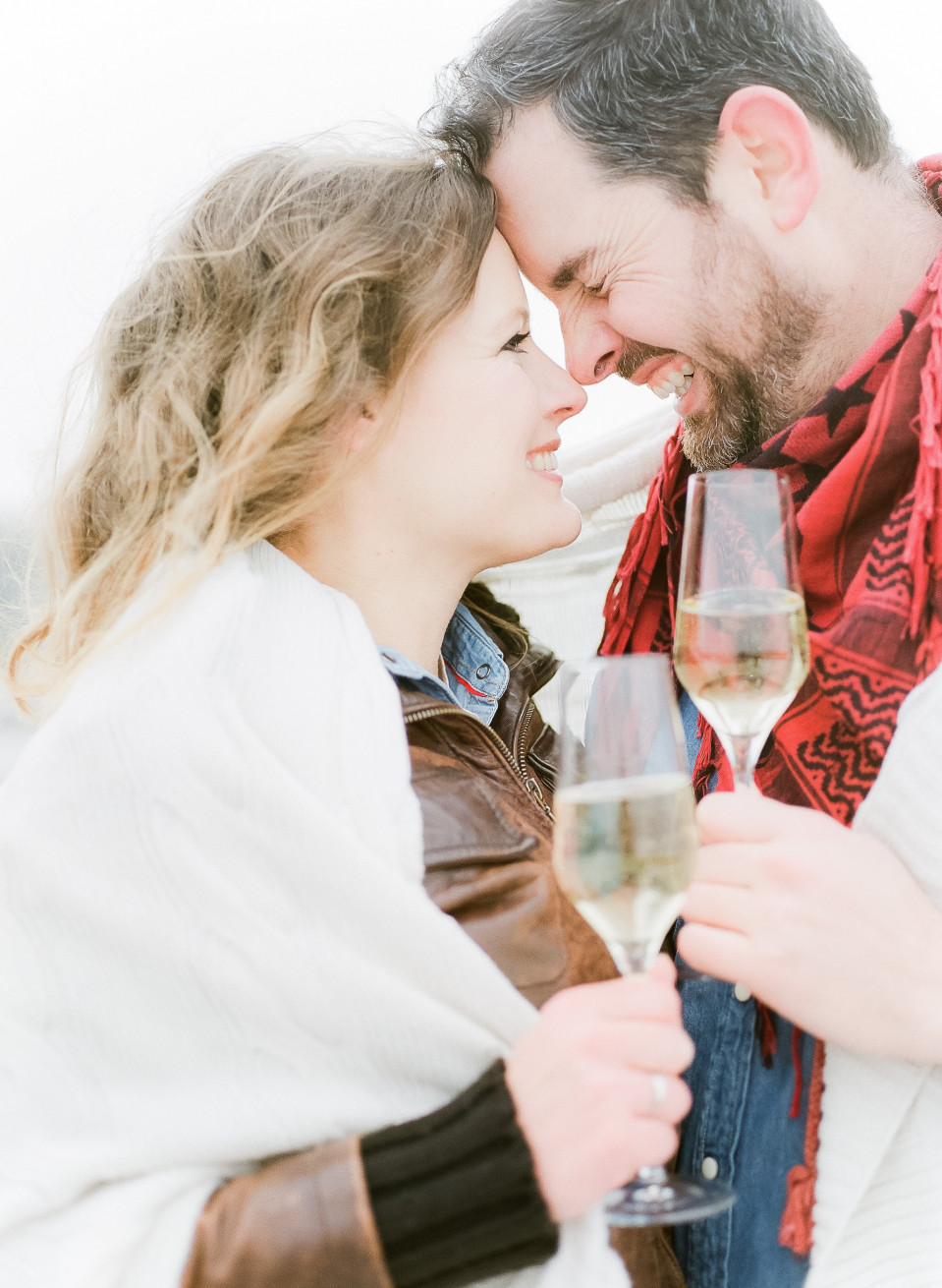 een man en vrouw die wijnglazen vasthouden