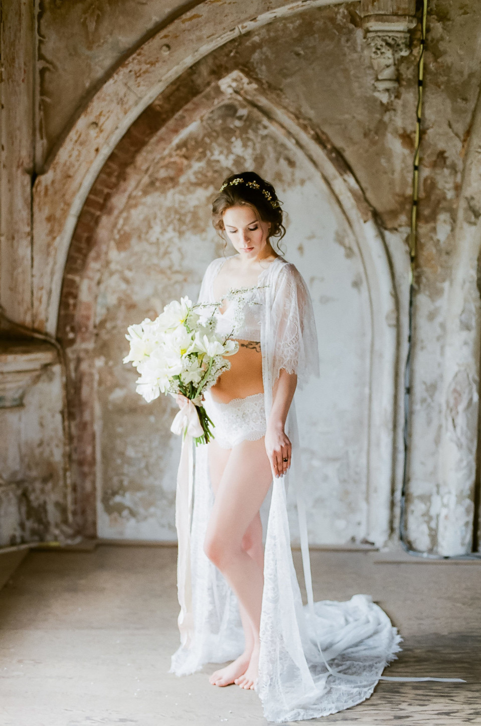 een bruid in een witte bruidsjurk en witte bloemen
