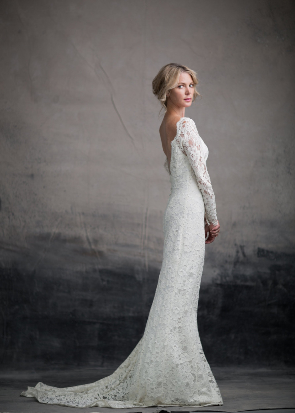 de achterkant van een vrouw in een trouwjurk