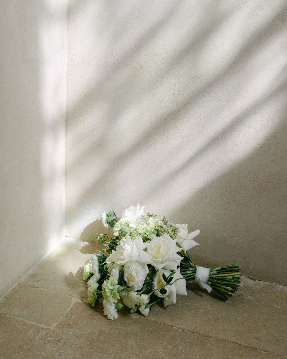 een boeket witte bloemen dat op de vloer ligt