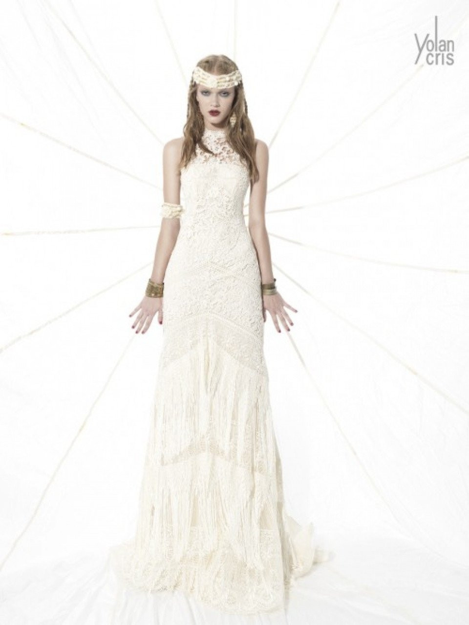 een vrouw in een trouwjurk staat op een witte achtergrond