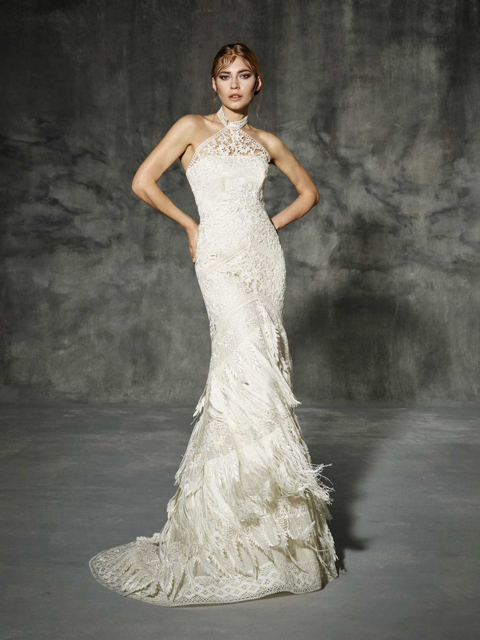 de trouwjurk is gemaakt van veren en kant