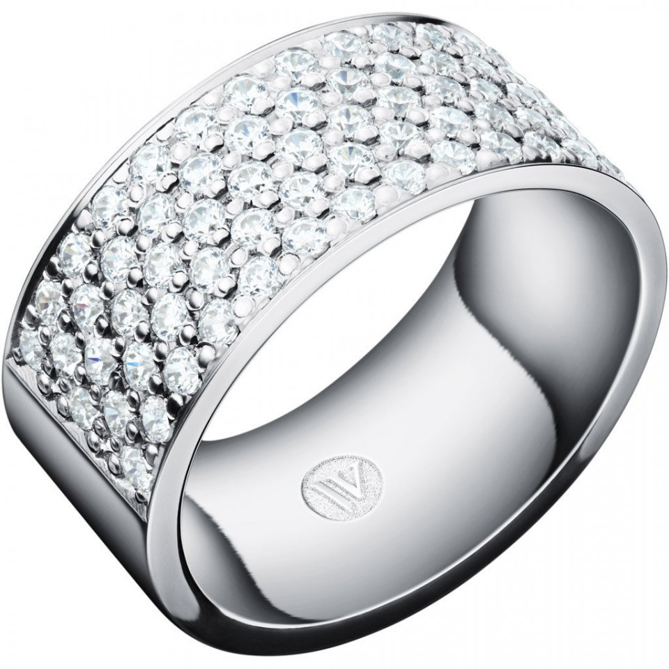 een diamanten band met pave stenen in witgoud