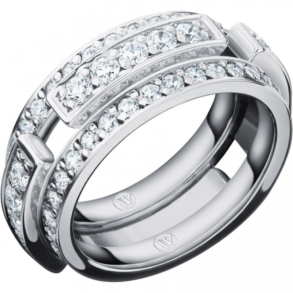 een witgouden ring met diamanten aan de zijkanten