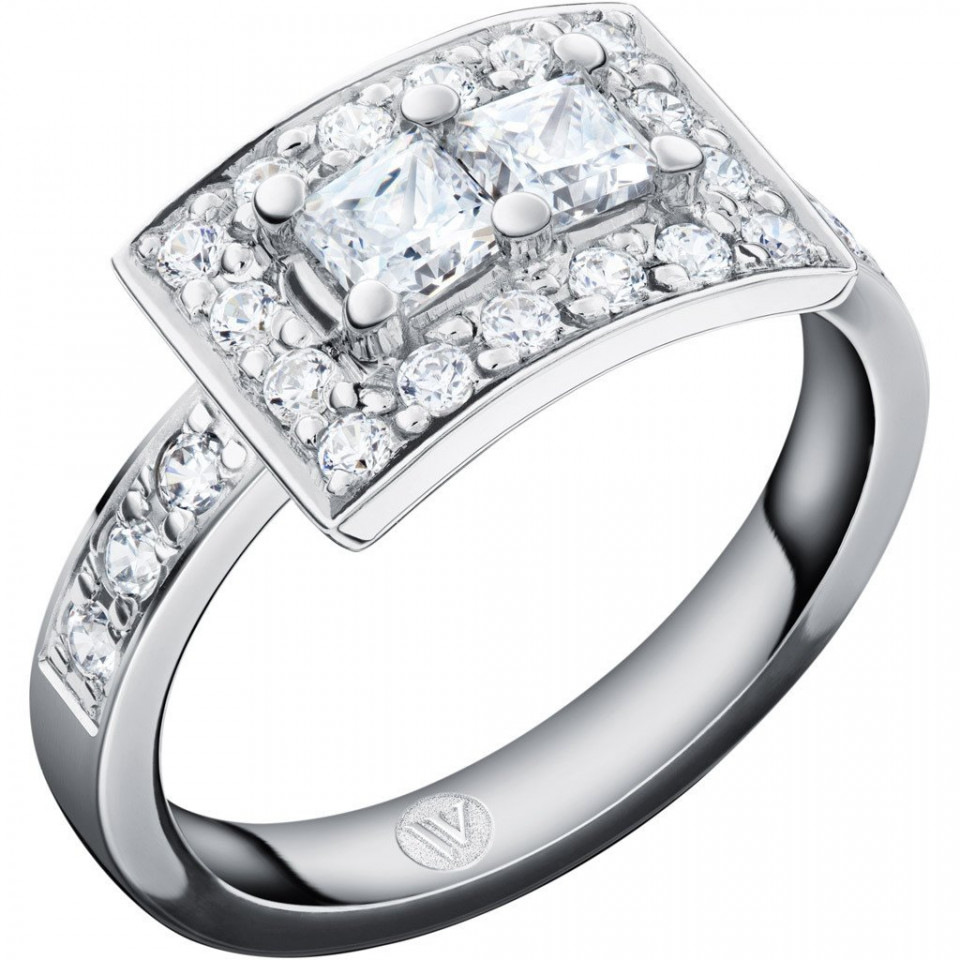 een witgouden ring met princess geslepen diamanten