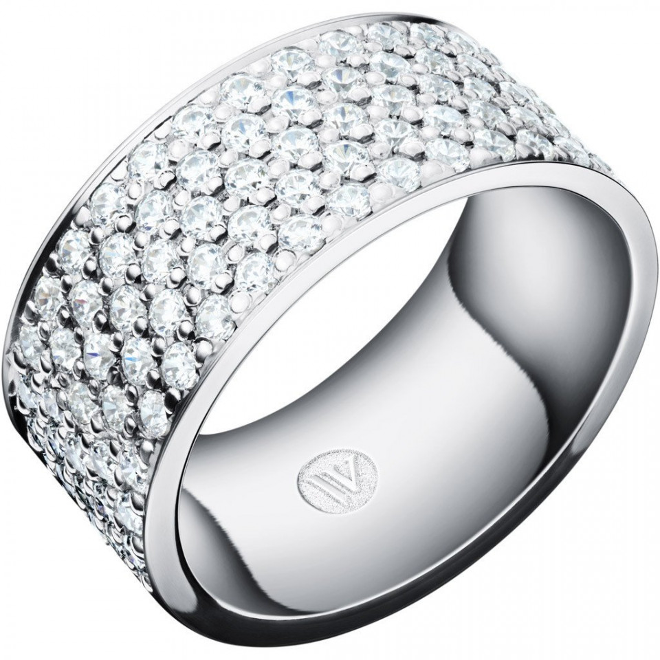 een diamanten band met pave stenen in witgoud