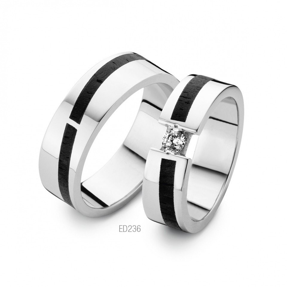 twee trouwringen met zwarte en witte diamanten