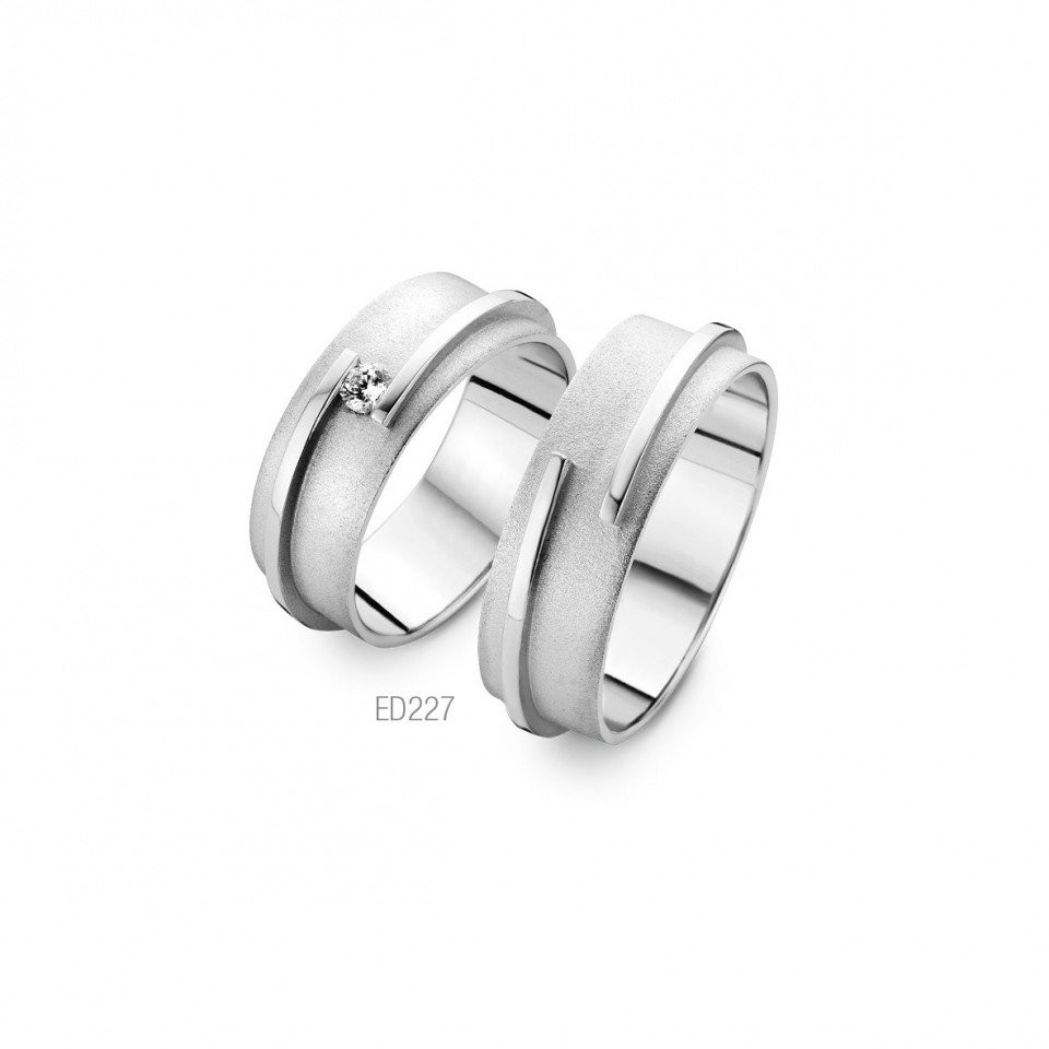 twee trouwringen met diamanten aan de zijkanten