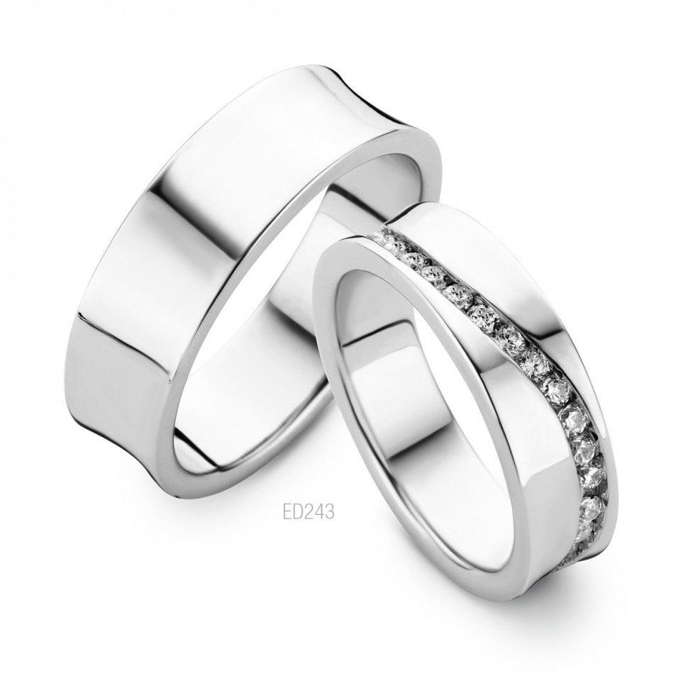 twee trouwringen met diamanten aan de zijkanten