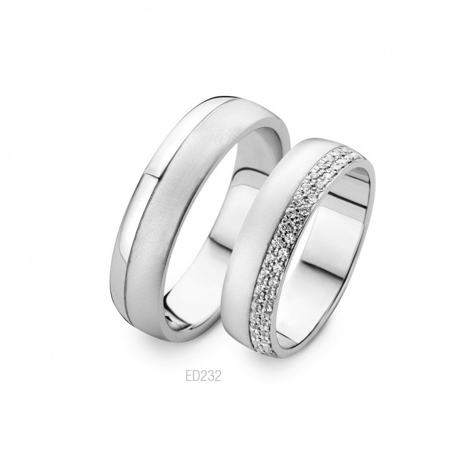twee trouwringen met diamanten aan de zijkanten