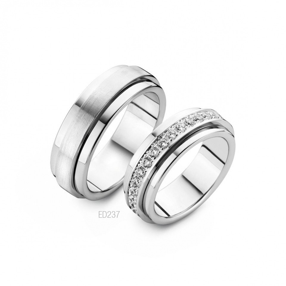twee trouwringen met diamanten aan de zijkanten