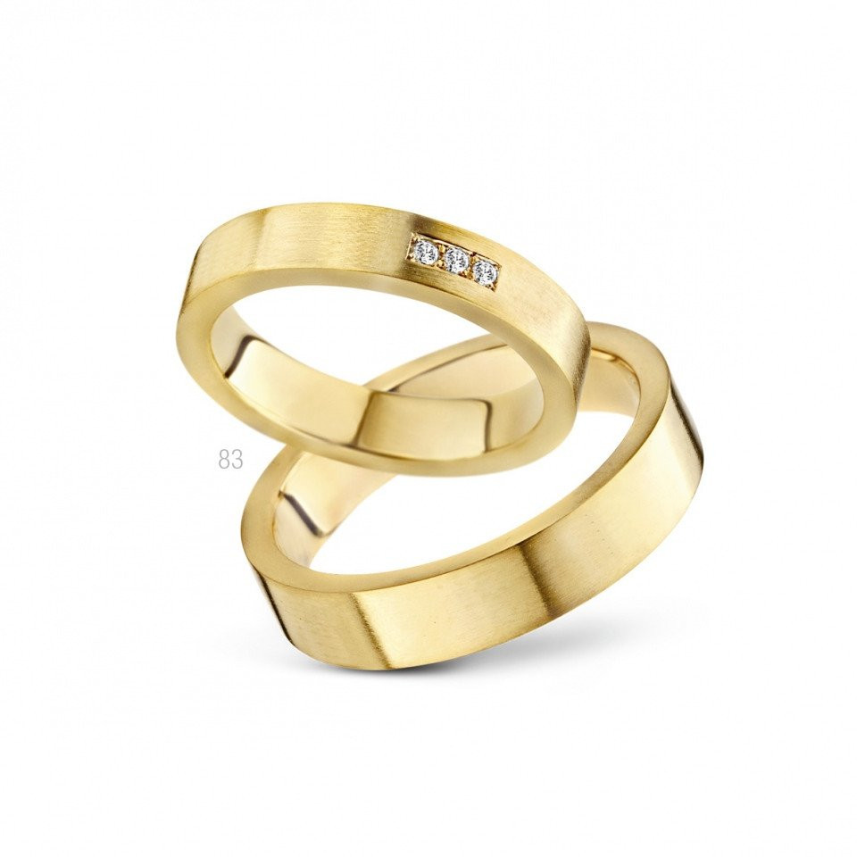 twee geelgouden trouwringen met diamanten