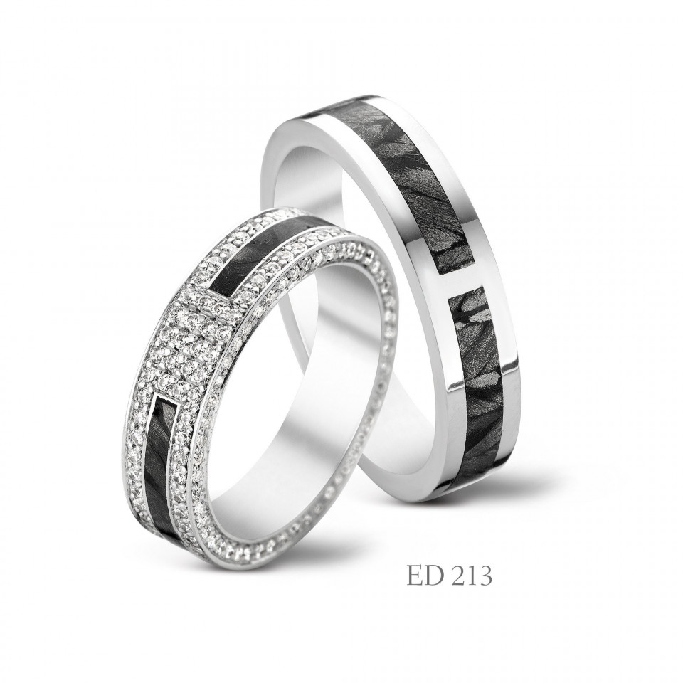 twee trouwringen met diamanten en wit goud