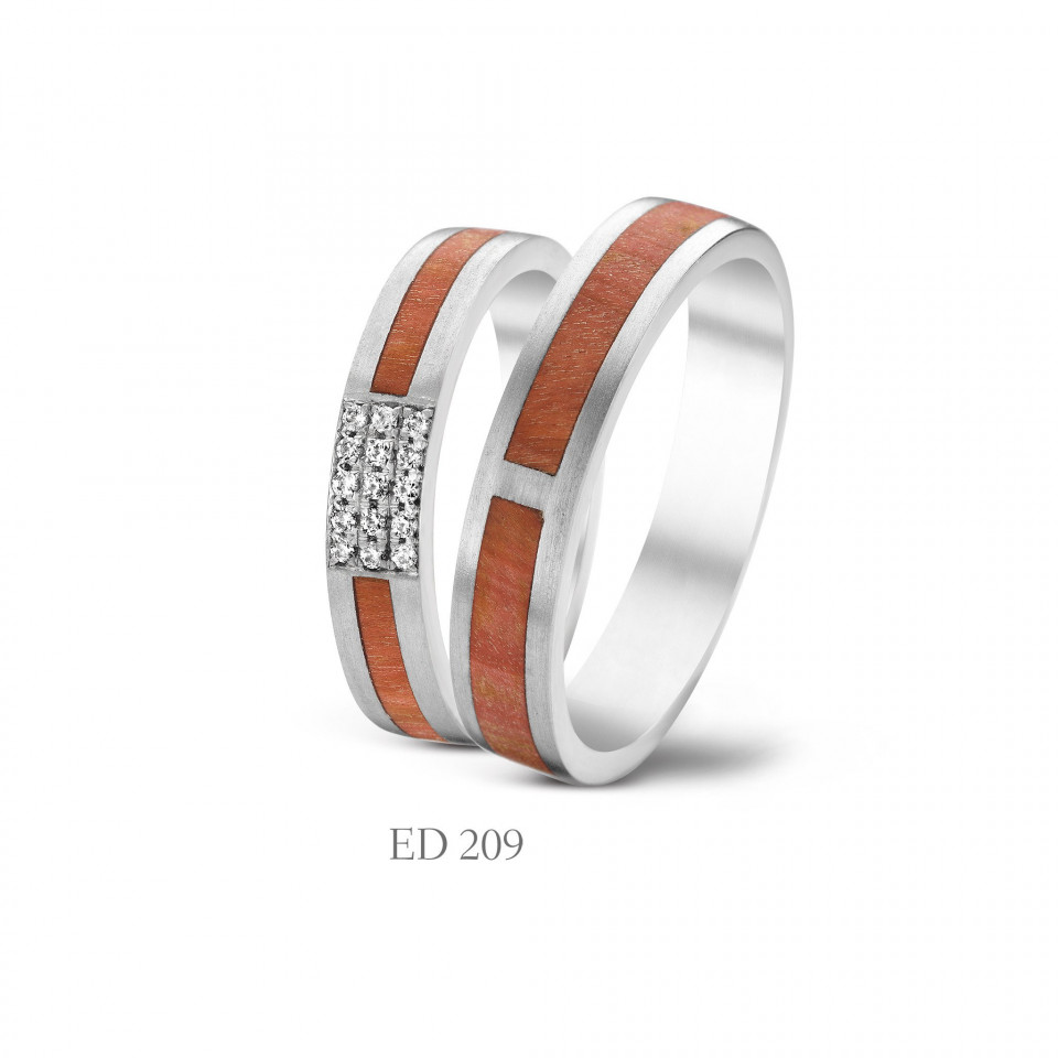 twee trouwringen met wit goud en diamant