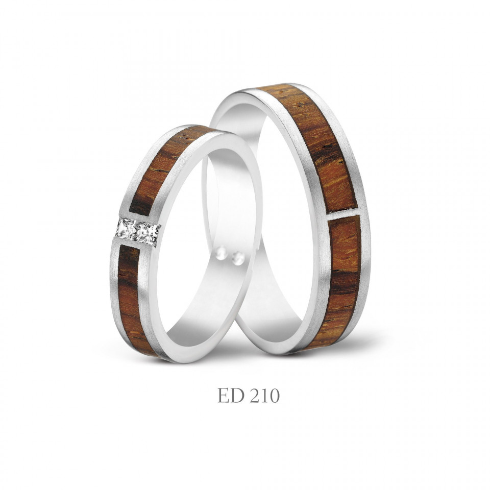 twee trouwringen met hout en diamanten