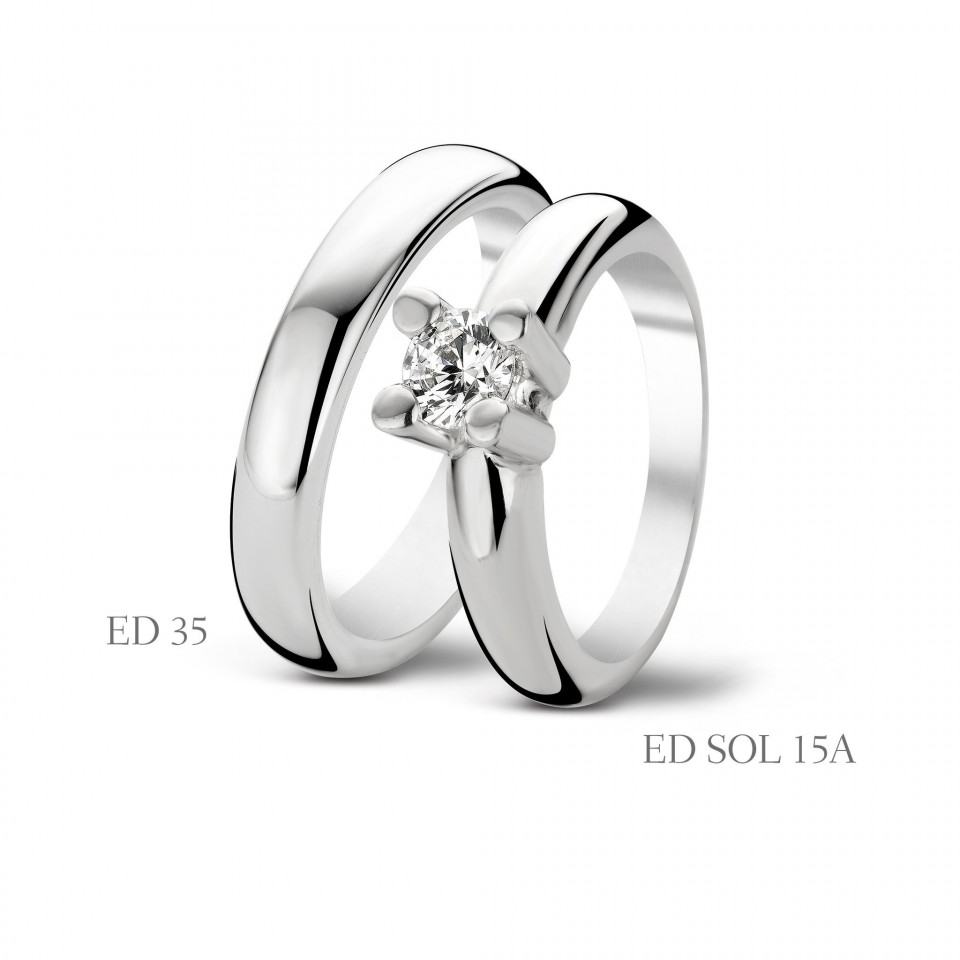 twee trouwringen met een diamant in het midden