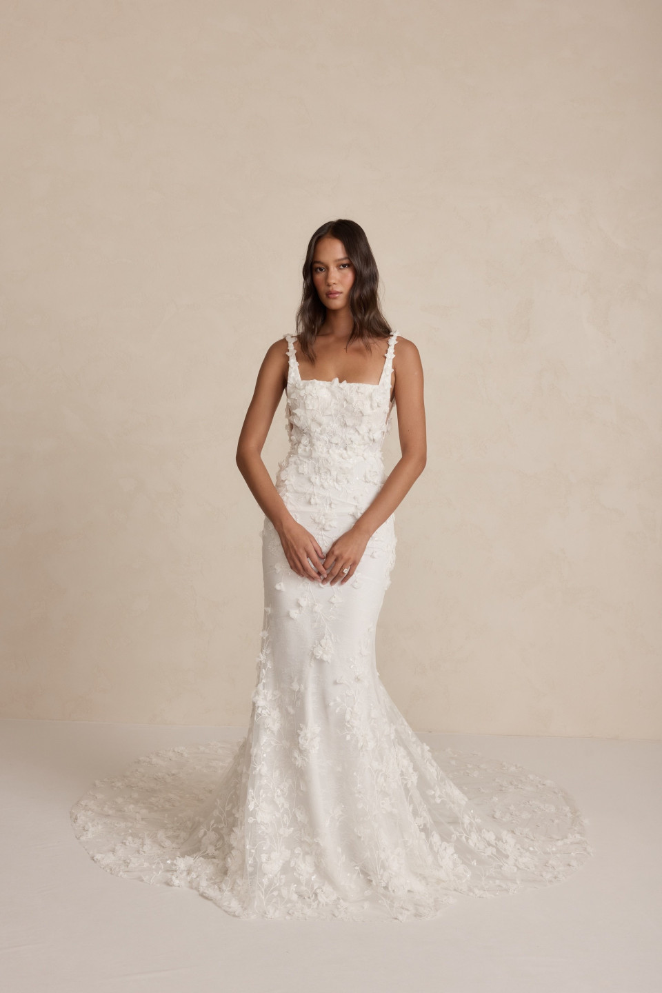 de achterkant van deze trouwjurk met een sleep en kantapplicaties op het lijfje