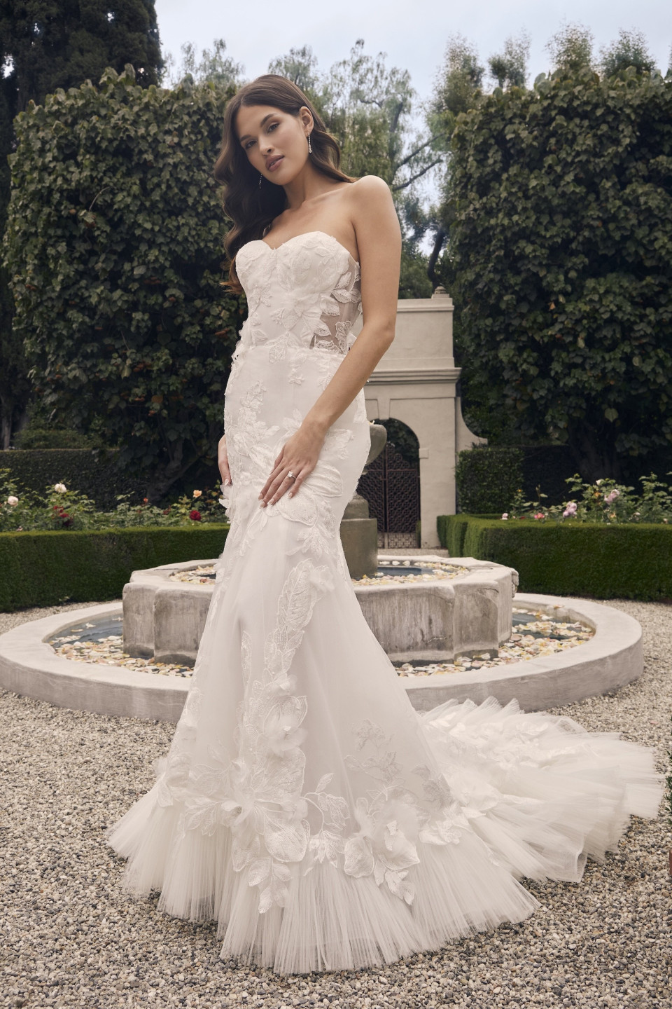 een mooie bruid in een strapless trouwjurk