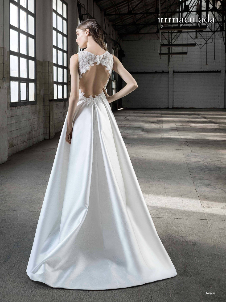 de achterkant van een vrouw die een trouwjurk draagt