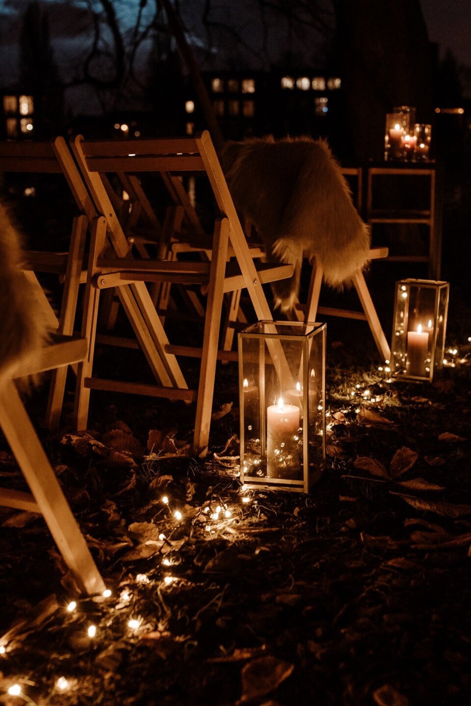 Aankleding voor een buiten avond ceremonie met kaarsen en lichtjes