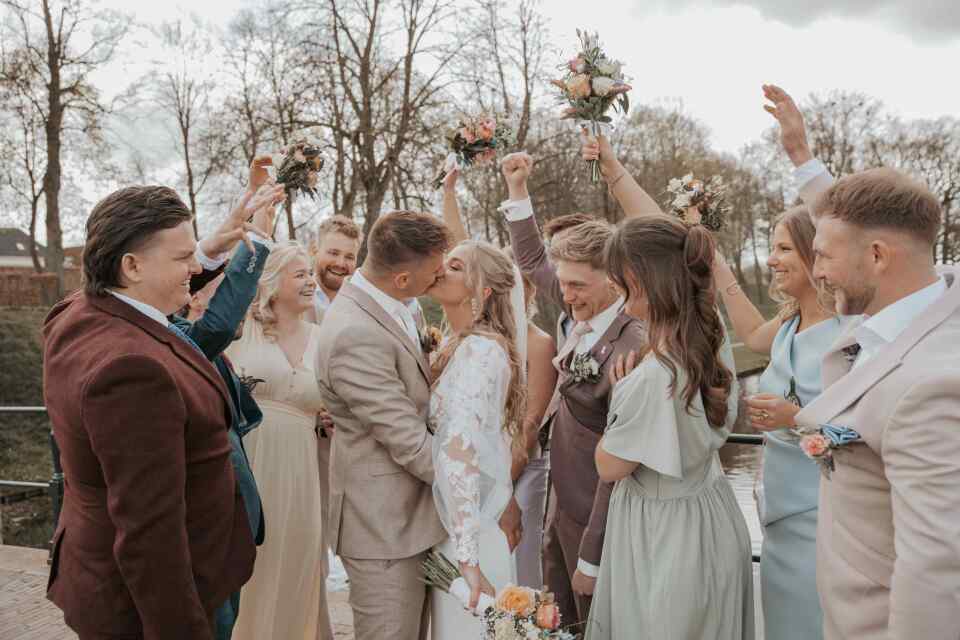 een grote groep mensen die tegenover elkaar staan