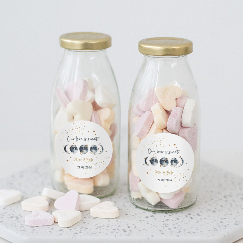 twee potten met marshmallows en hartjes erin