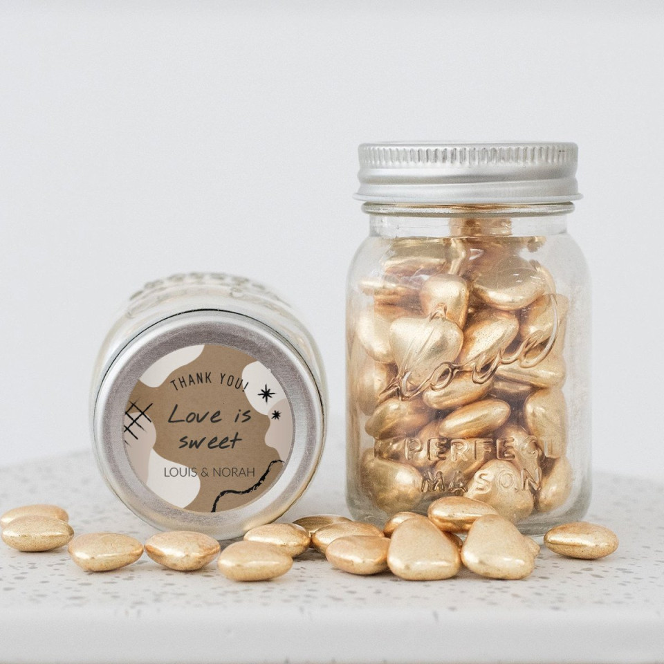 gouden hartvormige snoepjes in een pot