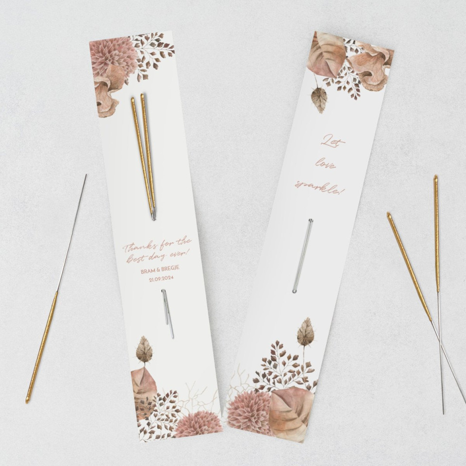 twee wierookstokjes met bloemen en gouden tekst