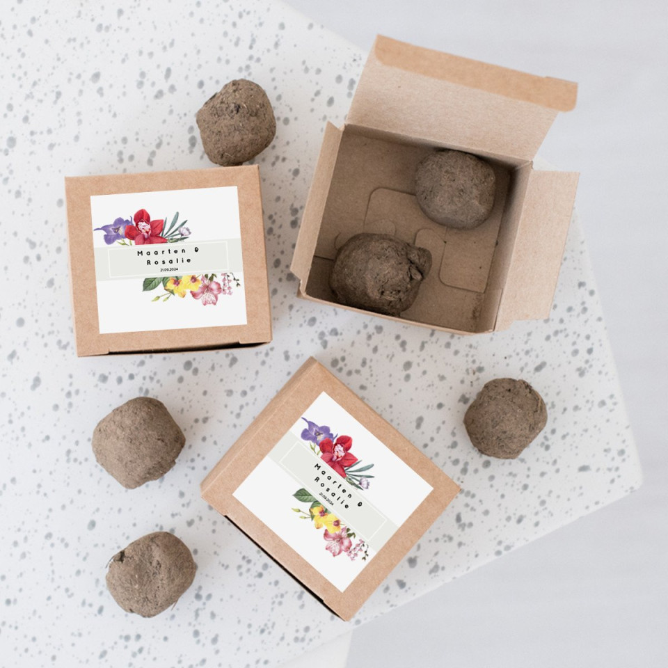 twee bruine dozen met bruin papier en een kleine bloem