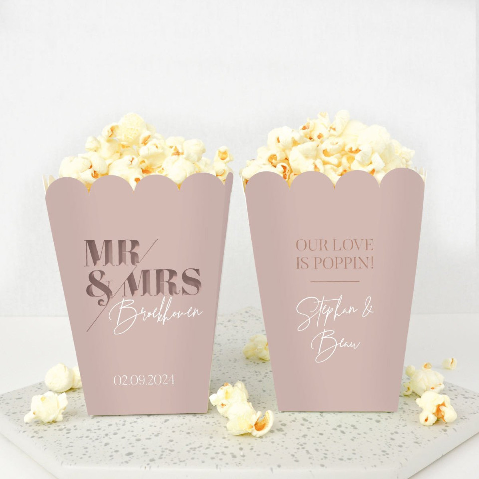 twee popcorn dozen met de woorden mr en mrs erop
