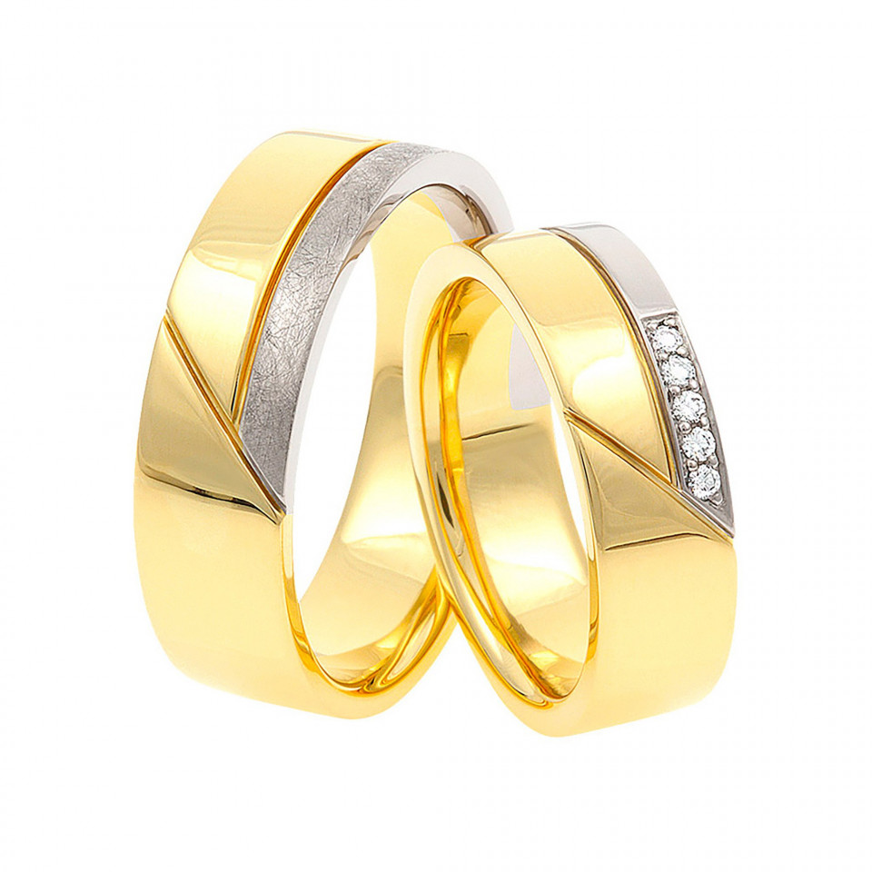 twee gele gouden trouwringen met diamanten