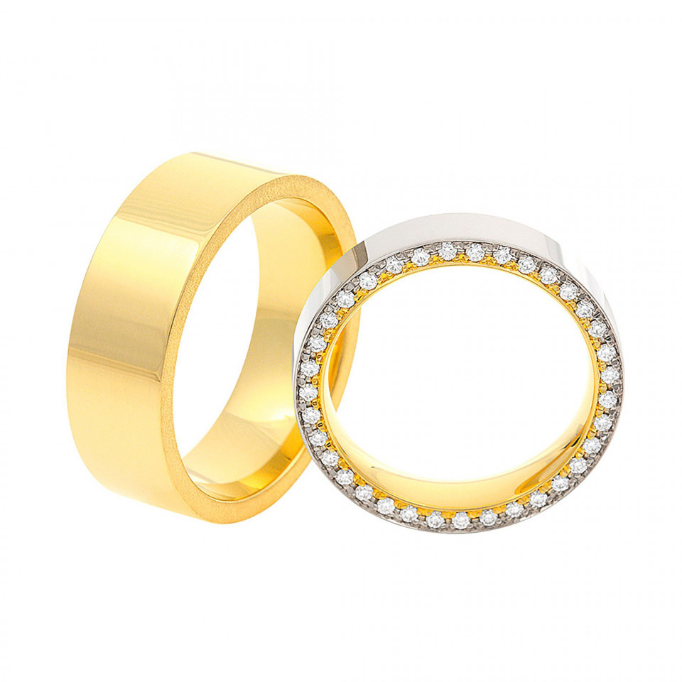 twee gele gouden trouwringen met diamanten