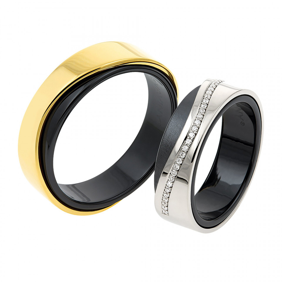 twee trouwringen met zwart en wit goud