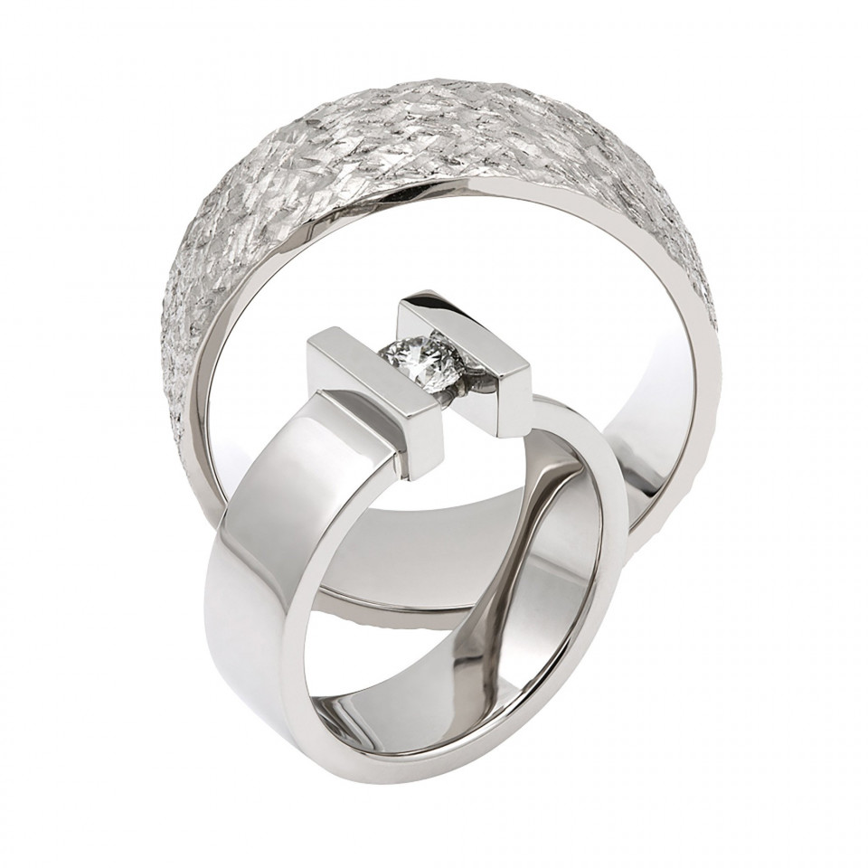 twee trouwringen met diamanten aan de zijkanten