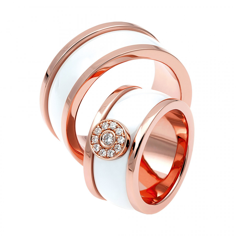 twee roségouden en wit geëmailleerde trouwringen