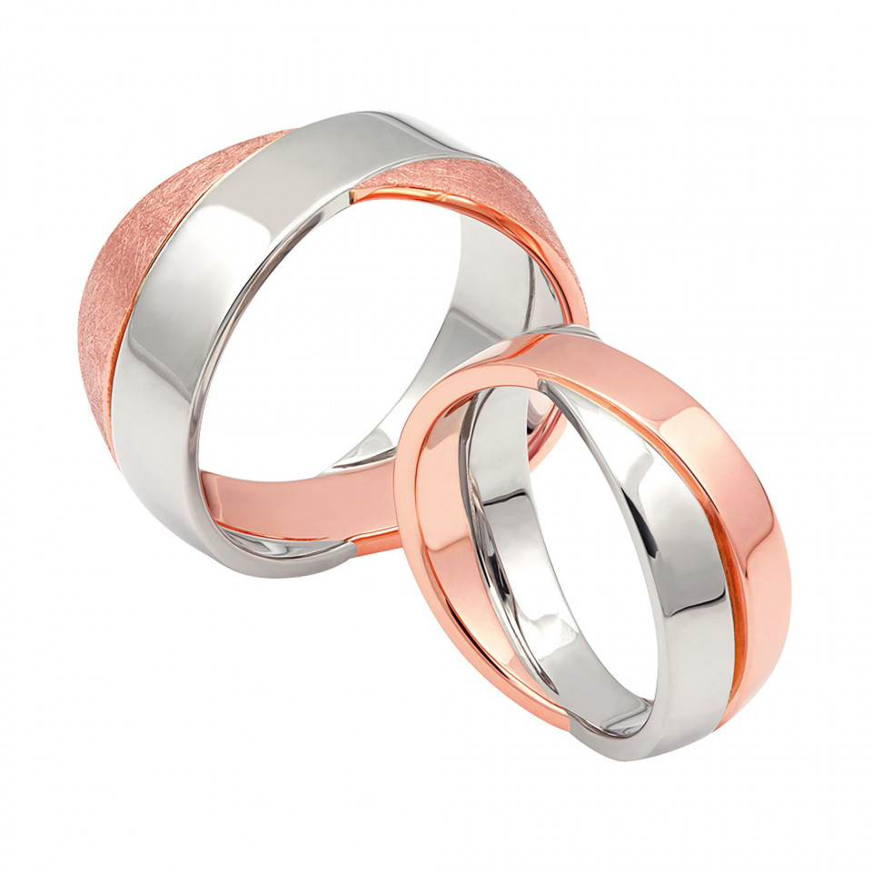 twee trouwringen met roségoud en zilver