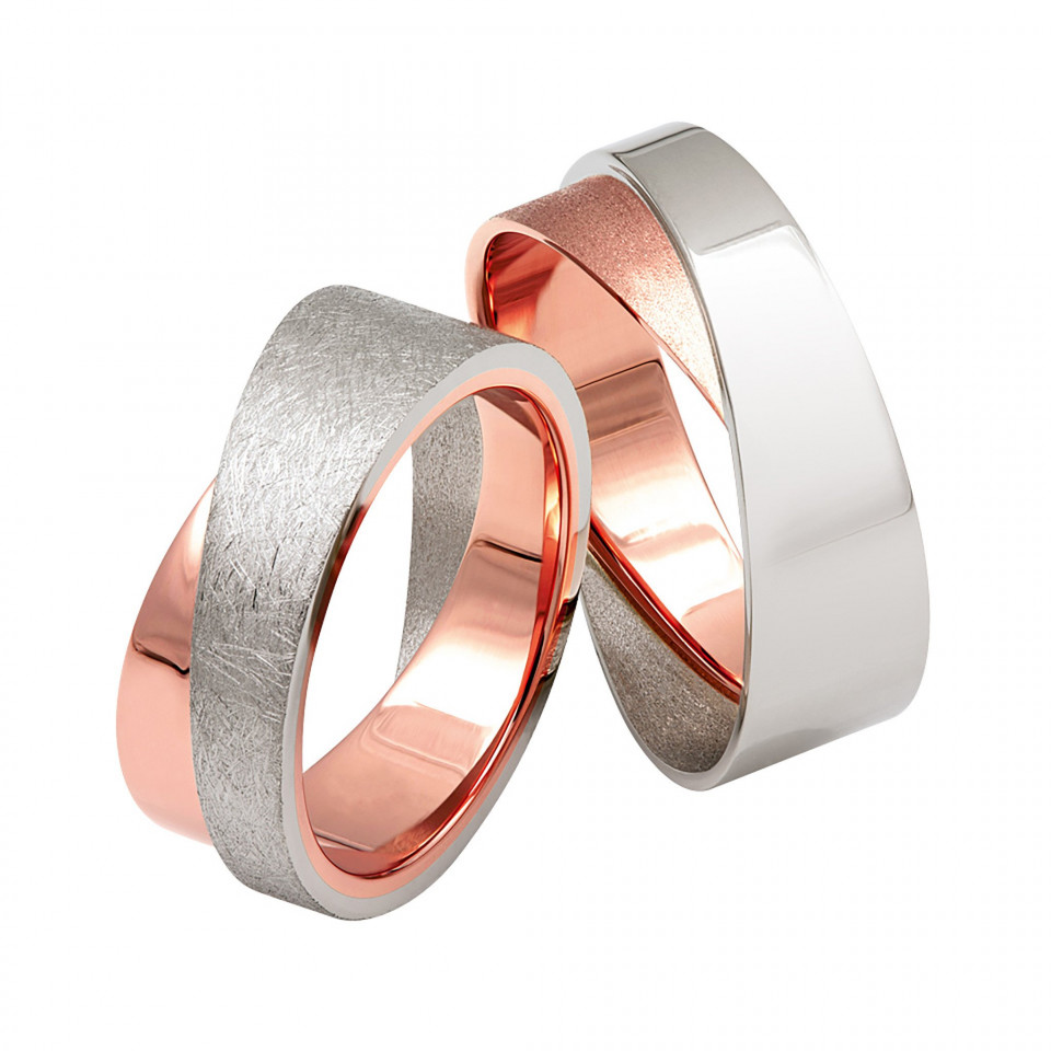 twee trouwringen met roségoud en zilver