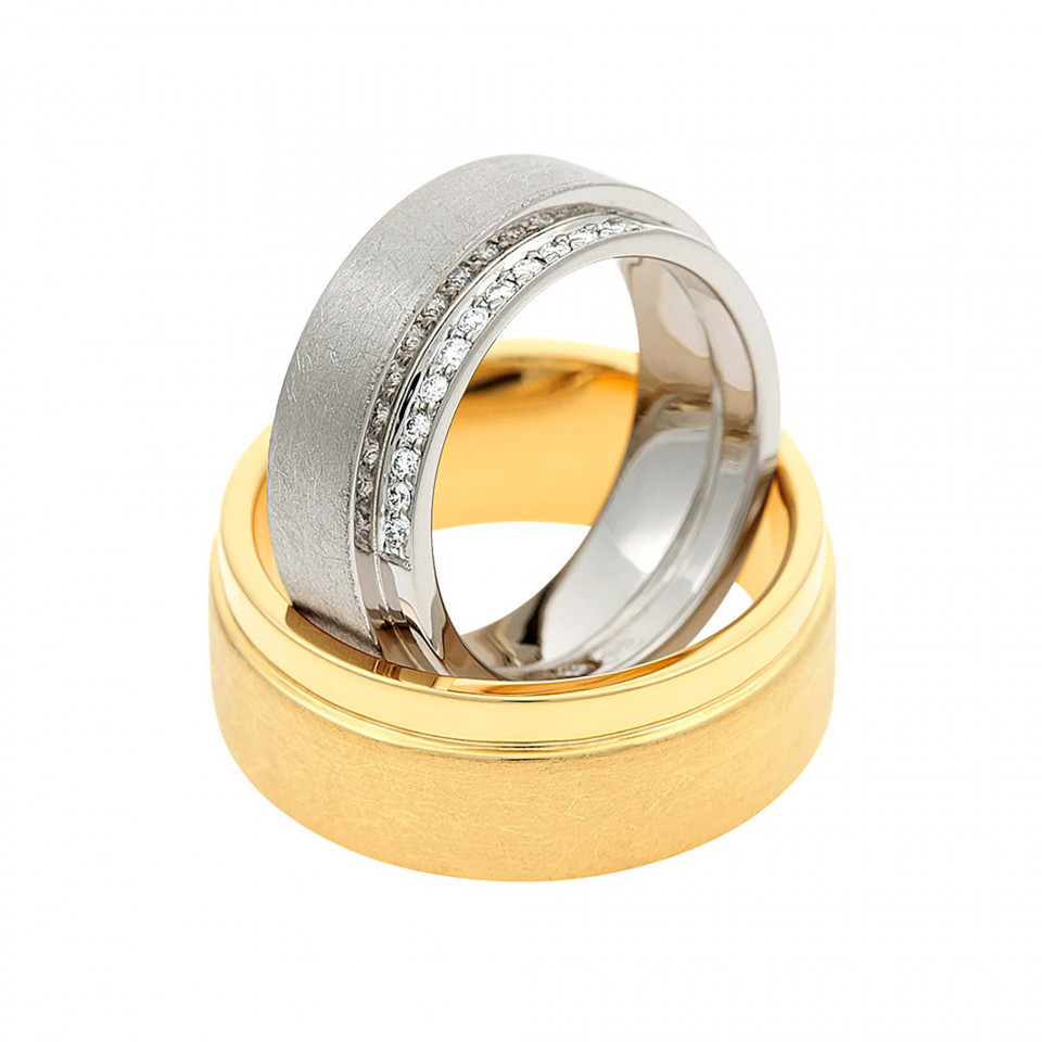 twee trouwringen met diamanten op de band