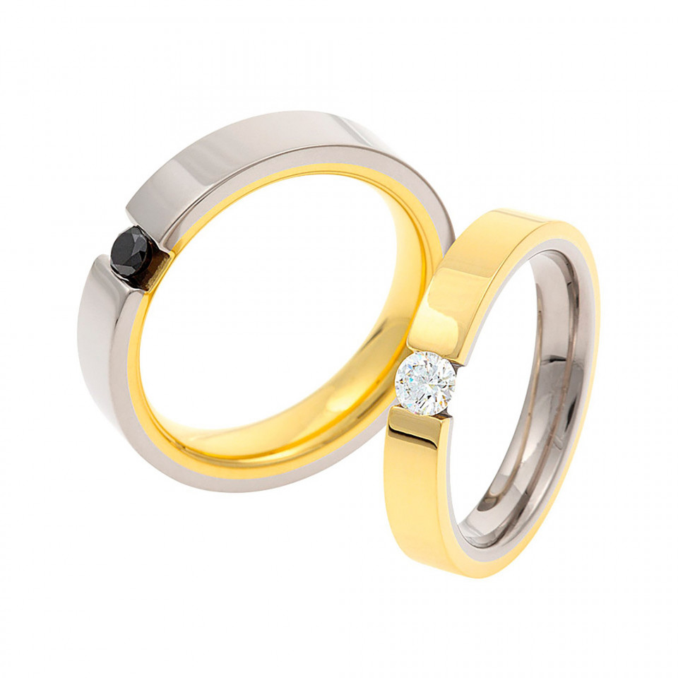 twee gele en witgouden trouwringen met een diamant