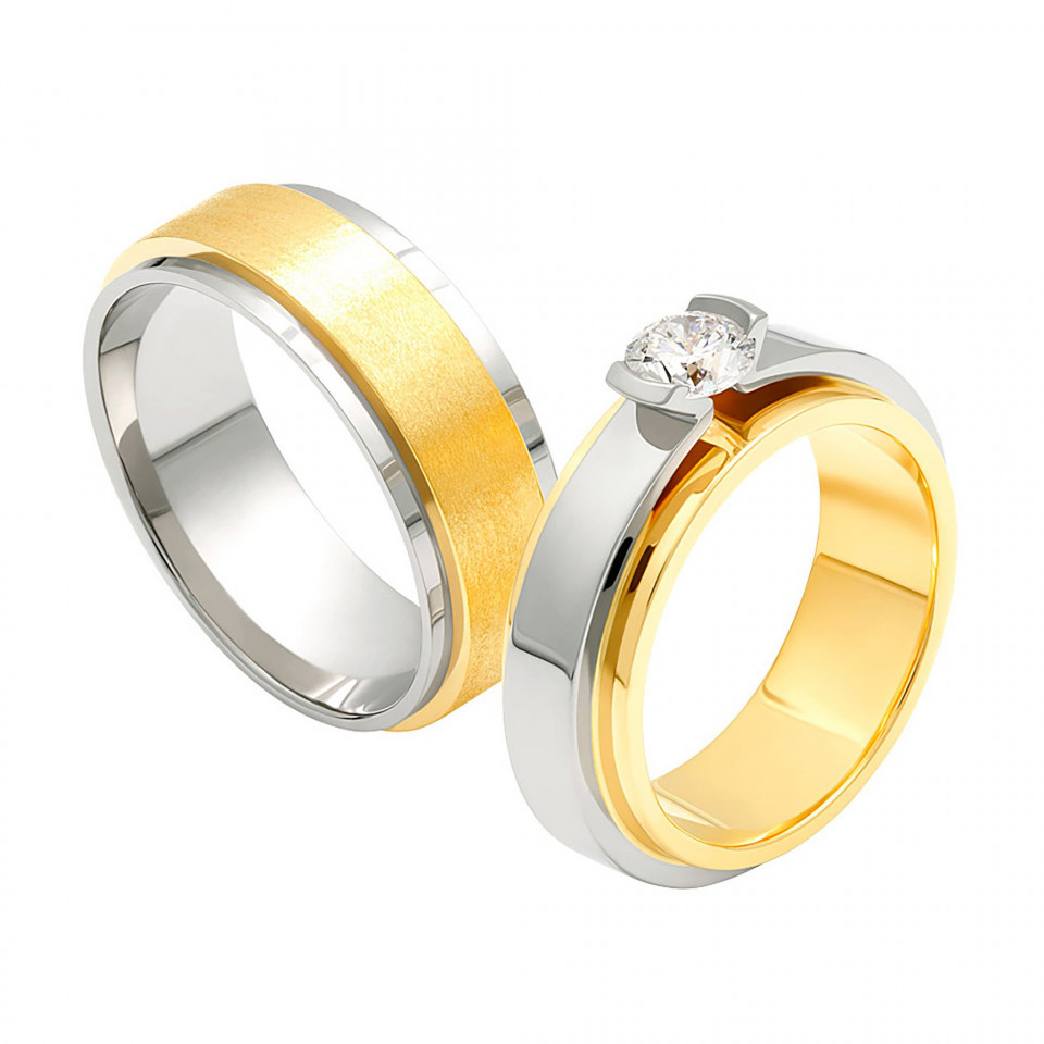 twee trouwringen met een diamant in het midden
