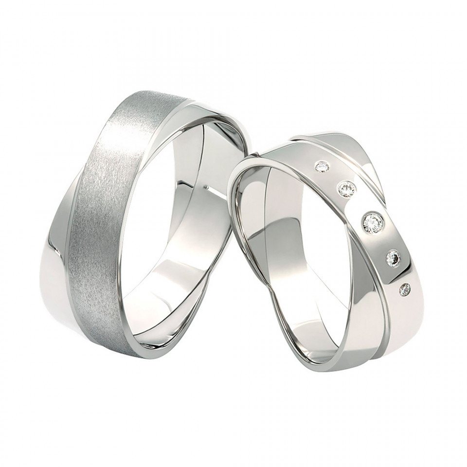 twee trouwringen met diamanten op een witte achtergrond