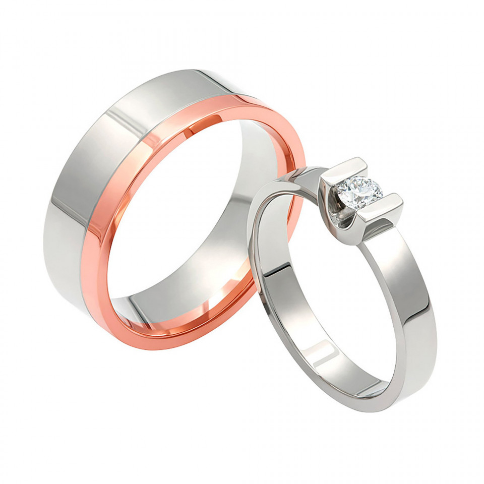 twee trouwringen met een diamant in het midden