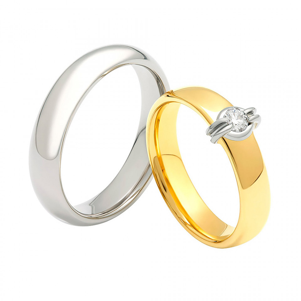 twee trouwringen met een diamant in het midden