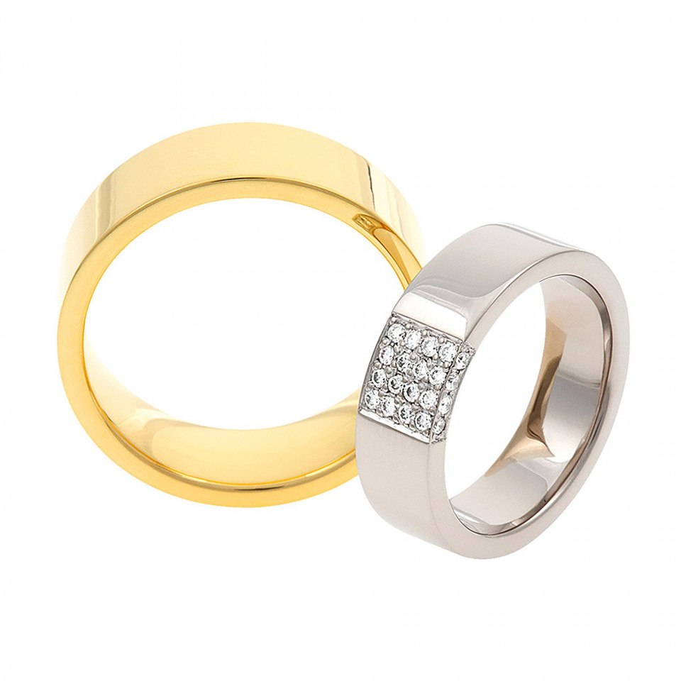 twee trouwringen met diamanten aan de zijkanten